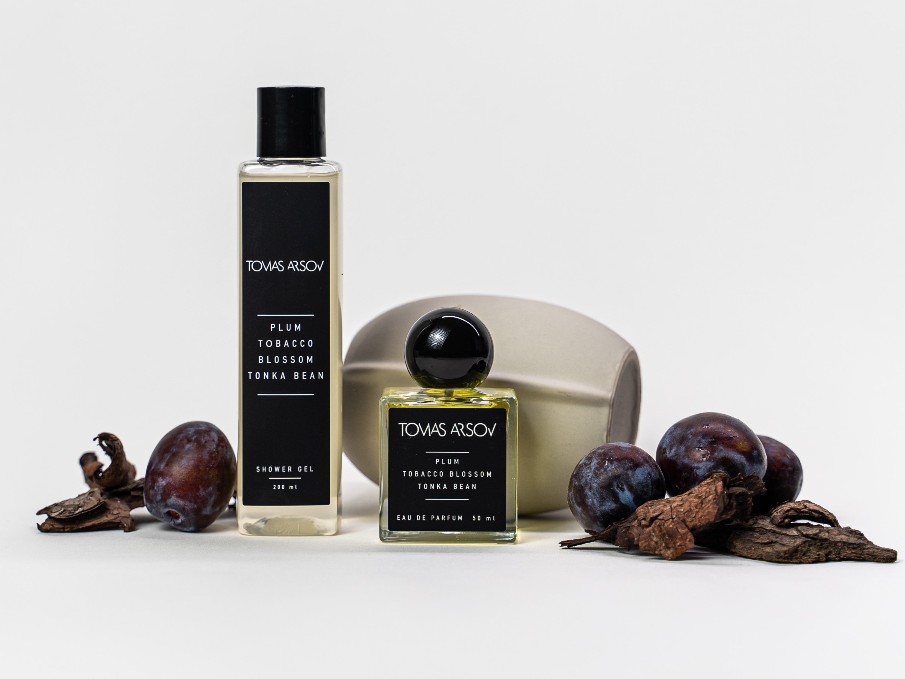 Парфюм с аромат на слива, тютюн и цвят от тонка