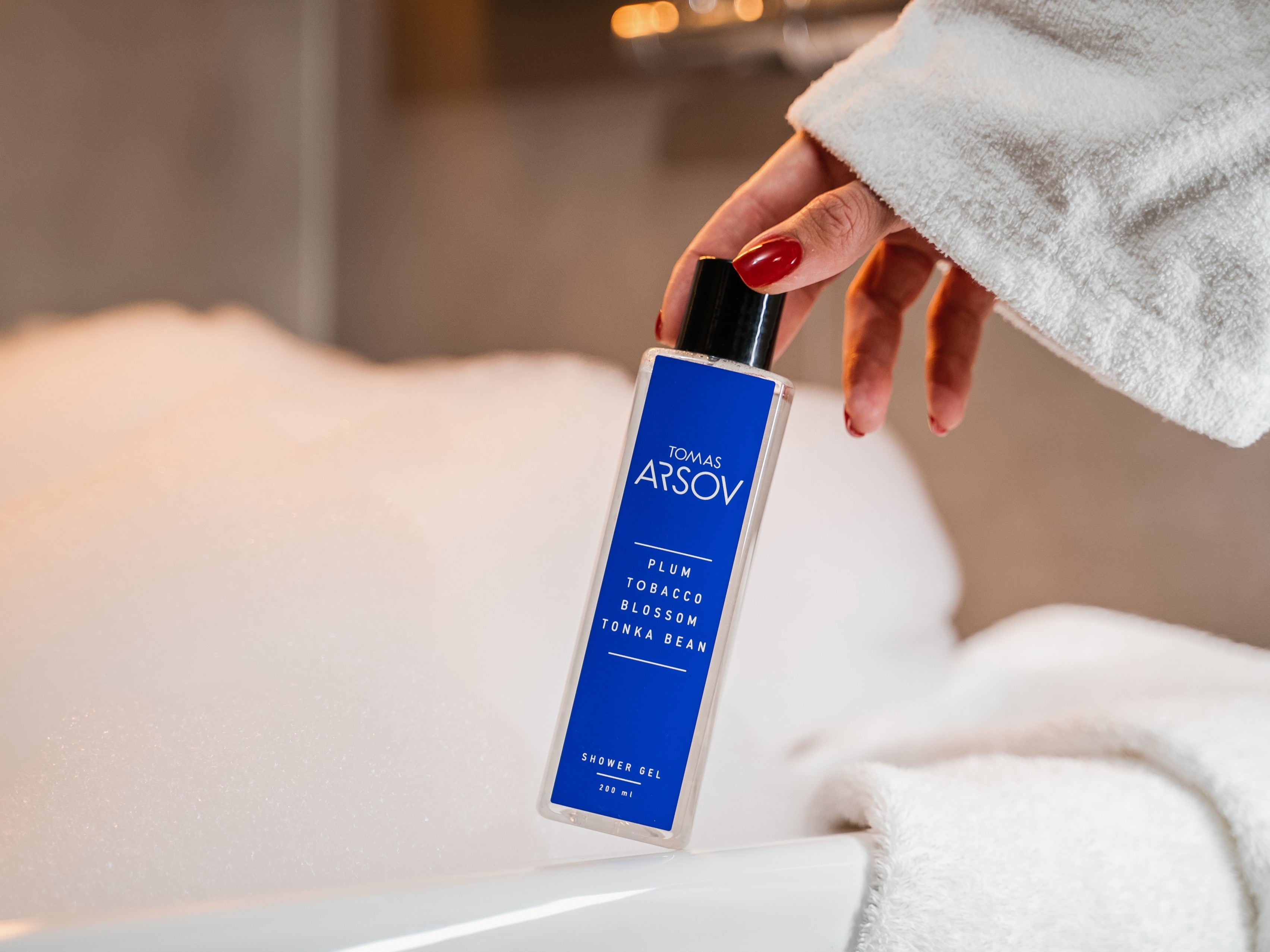 Душ гел с цвят на слива и тютюн с боб тонка