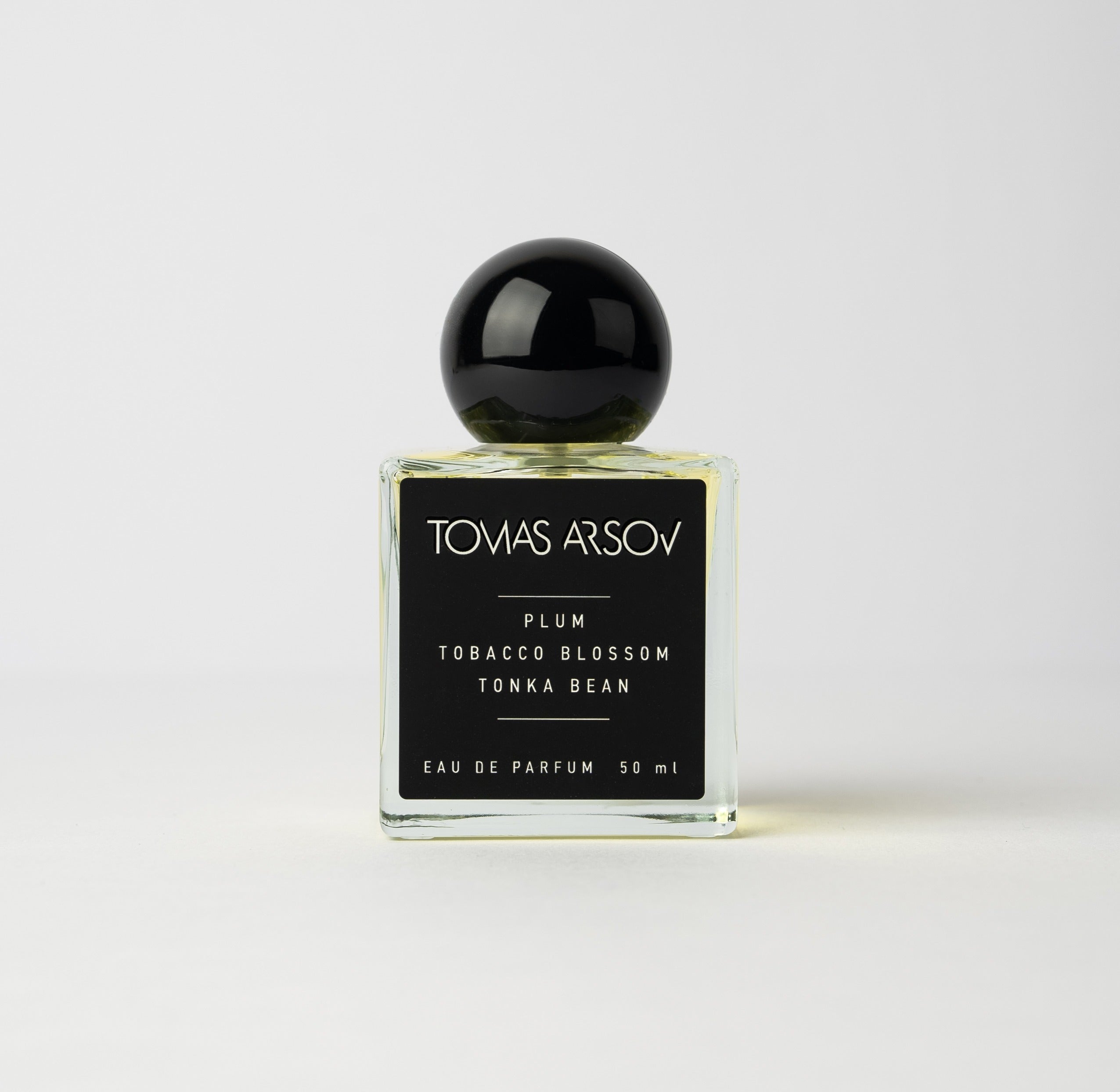 Парфюм с аромат на слива, тютюн и цвят от тонка